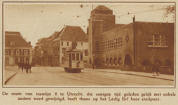 873102 Afbeelding van een tramstel van lijn 4 bij de Tolsteegbrug te Utrecht, met rechts het politiebureau Tolsteeg, ...